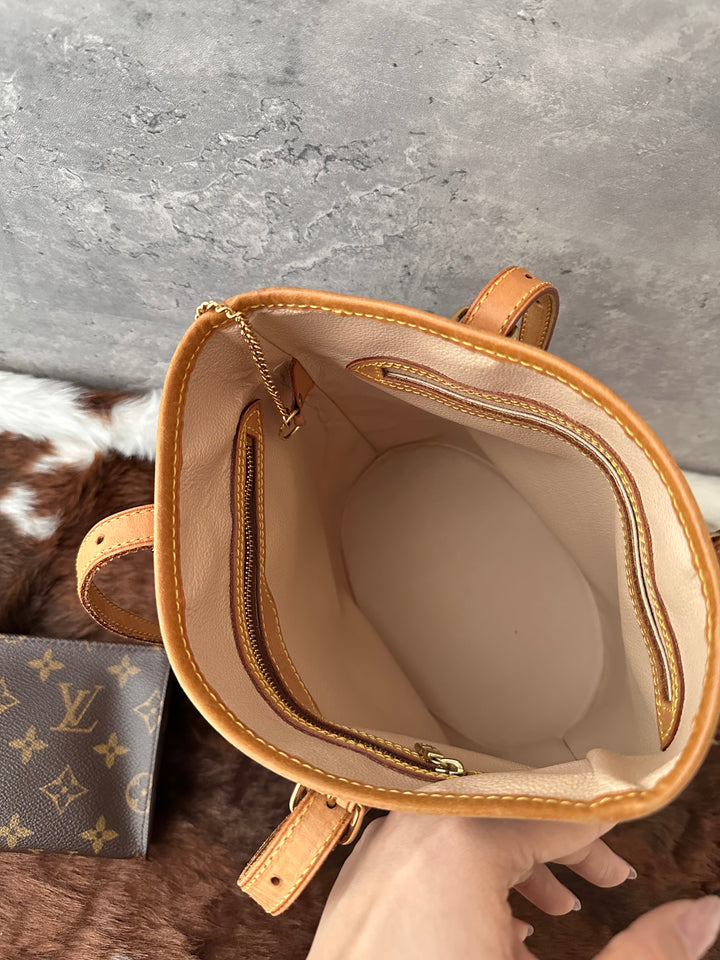 LOUIS VUITTON 🤎 Monogram Bucket Shoulder Bag｜Iconic LV Canvas × Everyday Versatility × Bonus Removable Pouch