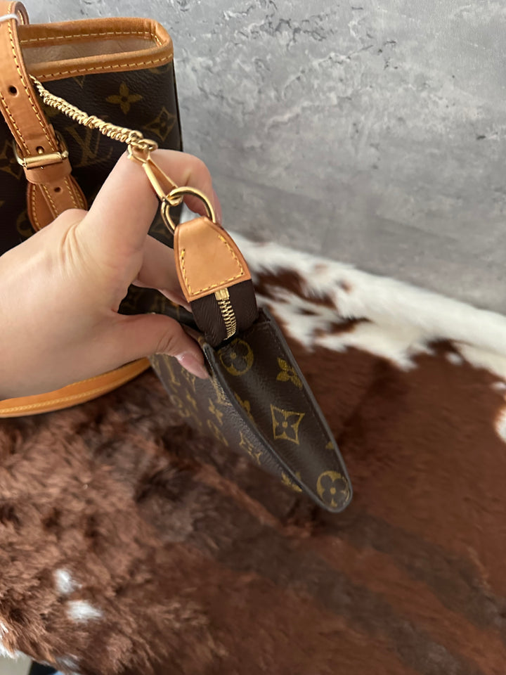 LOUIS VUITTON 🤎 Monogram Bucket Shoulder Bag｜Iconic LV Canvas × Everyday Versatility × Bonus Removable Pouch