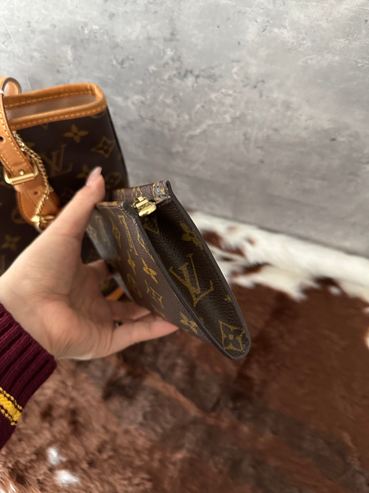 LOUIS VUITTON 🤎 Monogram Bucket Shoulder Bag｜Iconic LV Canvas × Everyday Versatility × Bonus Removable Pouch