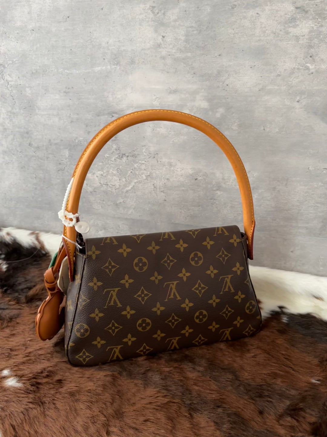 LOUIS VUITTON 🤎 Small Looping Bag｜Iconic Curved Handle × Timeless Monogram × Compact Yet Practical