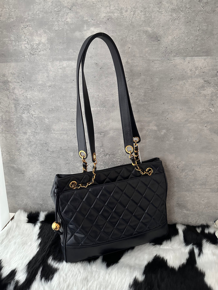 CHANEL 🖤 Gold Ball Lambskin Shoulder Bag｜Elegant Quilted Design × Spacious Everyday Size × Timeless Black & Gold