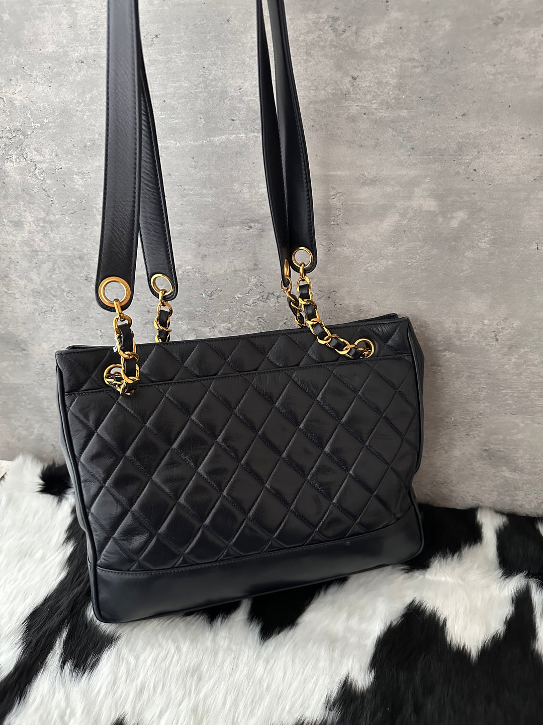 CHANEL 🖤 Gold Ball Lambskin Shoulder Bag｜Elegant Quilted Design × Spacious Everyday Size × Timeless Black & Gold