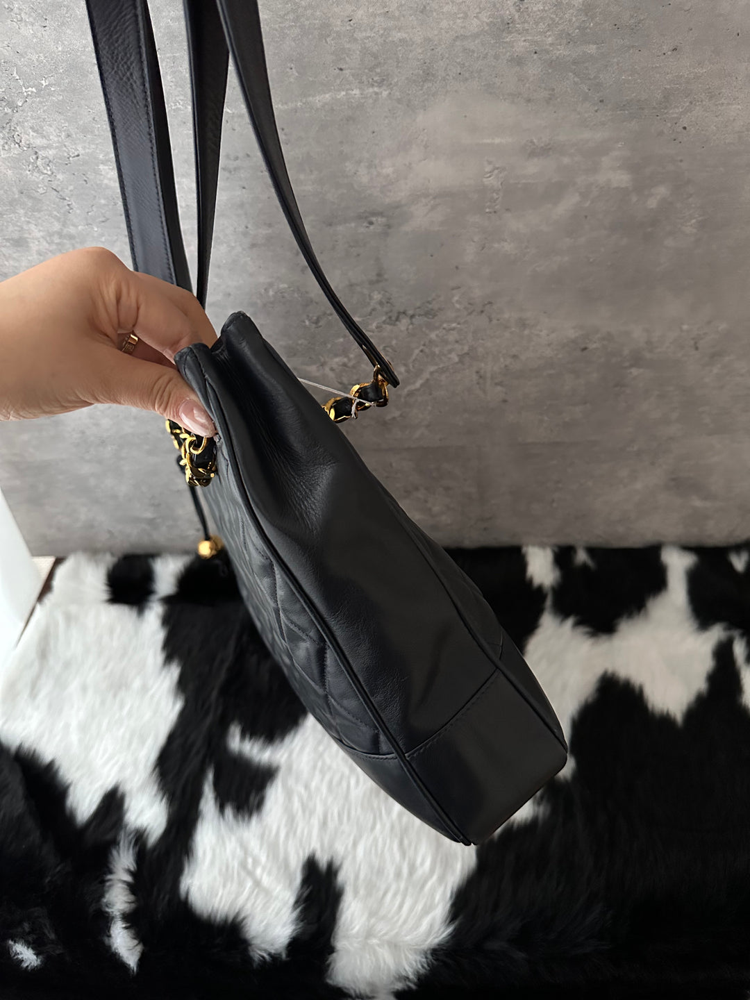 CHANEL 🖤 Gold Ball Lambskin Shoulder Bag｜Elegant Quilted Design × Spacious Everyday Size × Timeless Black & Gold