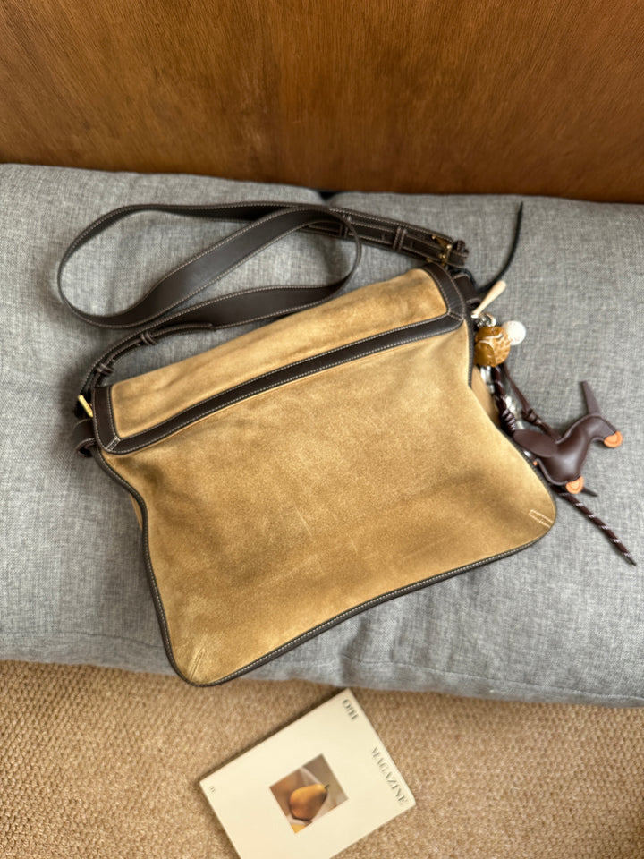 LOEWE Biscuit Suede Messenger Bag 🍪｜Soft Suede Texture × iPad-Friendly Capacity × Vintage Casual Charm