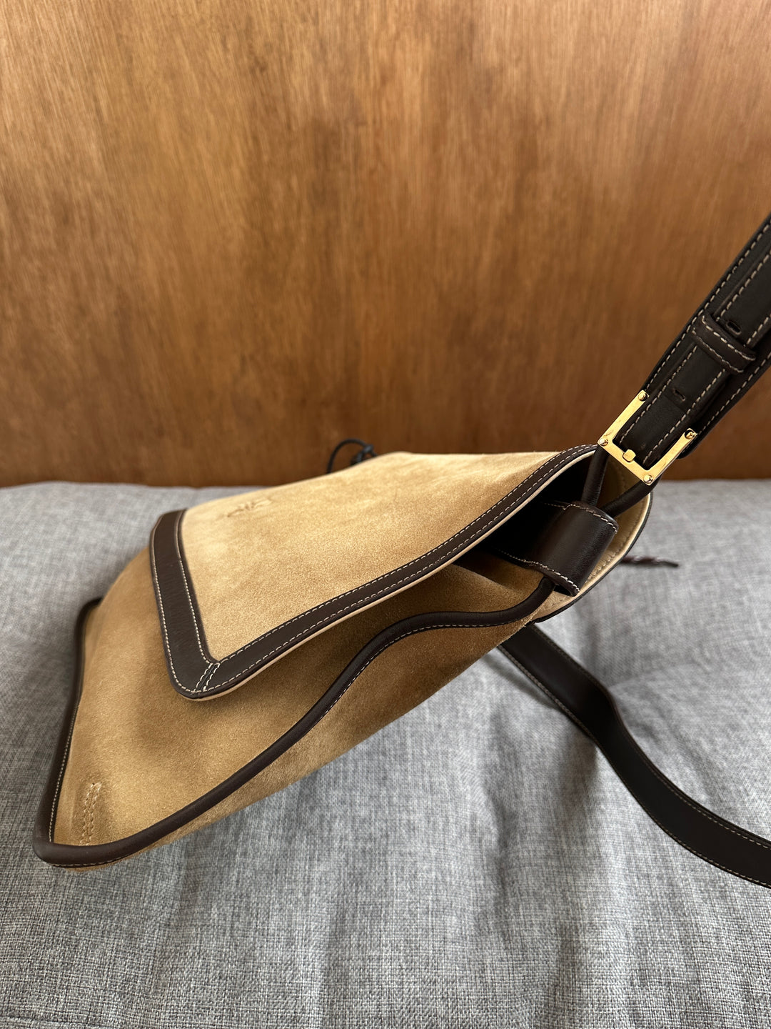 LOEWE Biscuit Suede Messenger Bag 🍪｜Soft Suede Texture × iPad-Friendly Capacity × Vintage Casual Charm