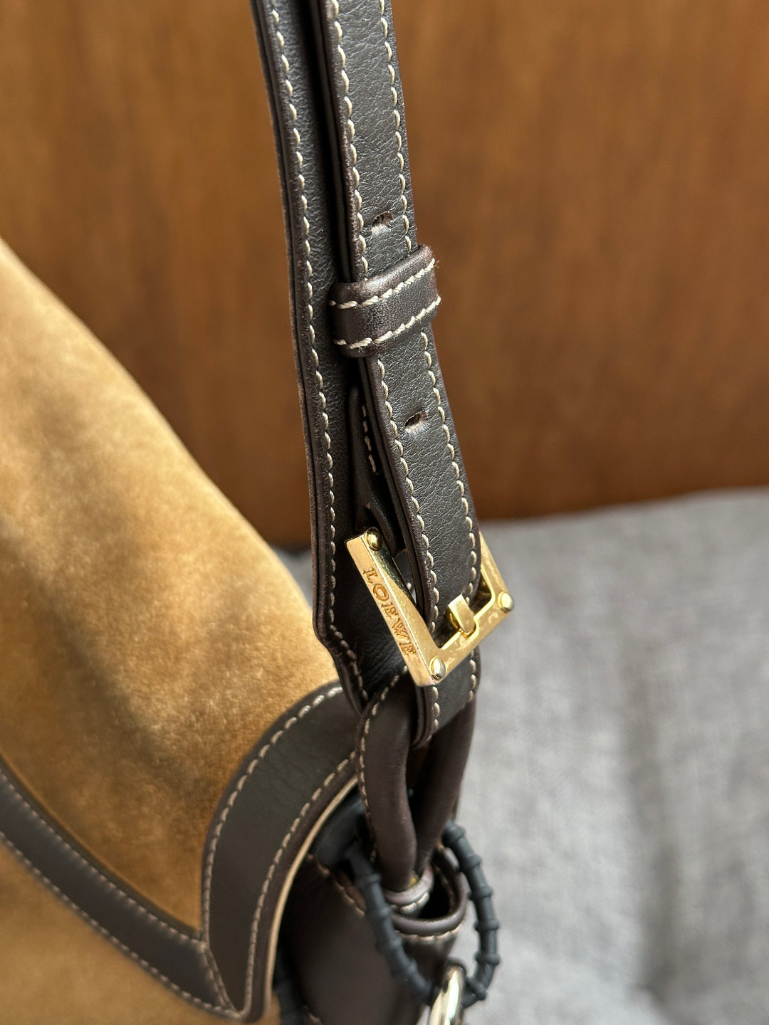 LOEWE Biscuit Suede Messenger Bag 🍪｜Soft Suede Texture × iPad-Friendly Capacity × Vintage Casual Charm