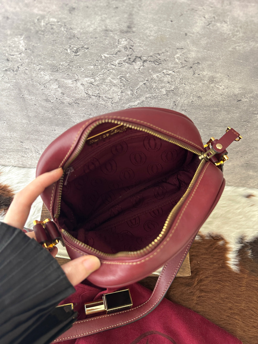 Cartier Logo Leather Crossbody Bag 🍷｜Signature Burgundy Leather・Embossed Logo・Timeless Vintage