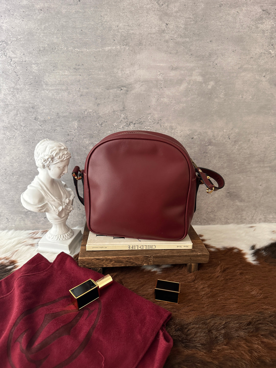 Cartier Logo Leather Crossbody Bag 🍷｜Signature Burgundy Leather・Embossed Logo・Timeless Vintage