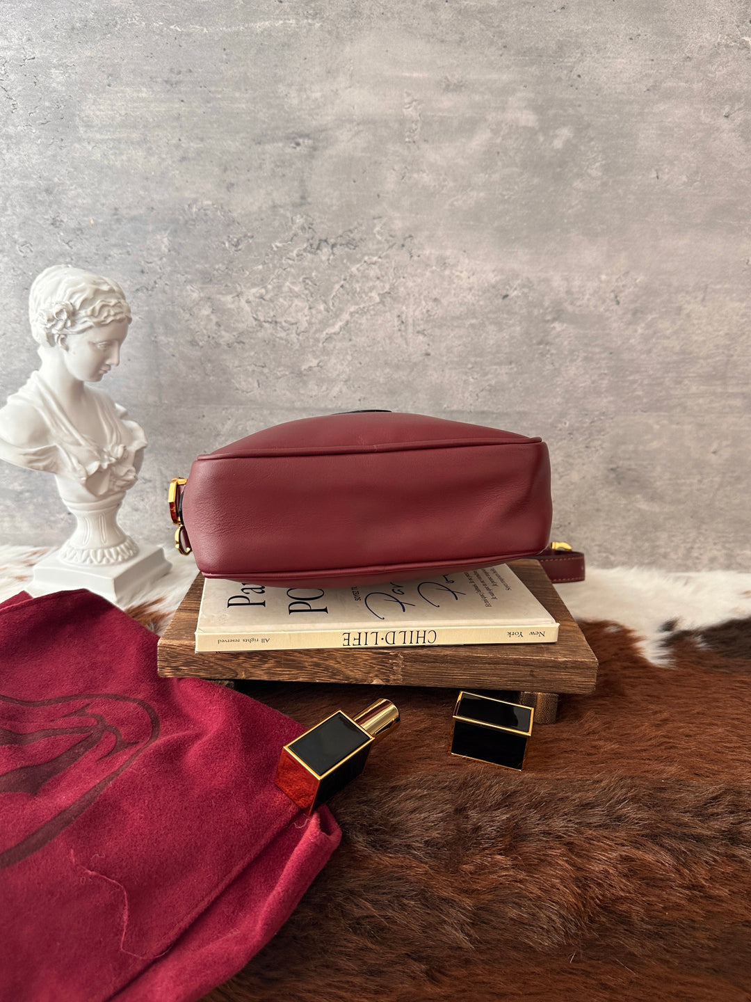Cartier Logo Leather Crossbody Bag 🍷｜Signature Burgundy Leather・Embossed Logo・Timeless Vintage