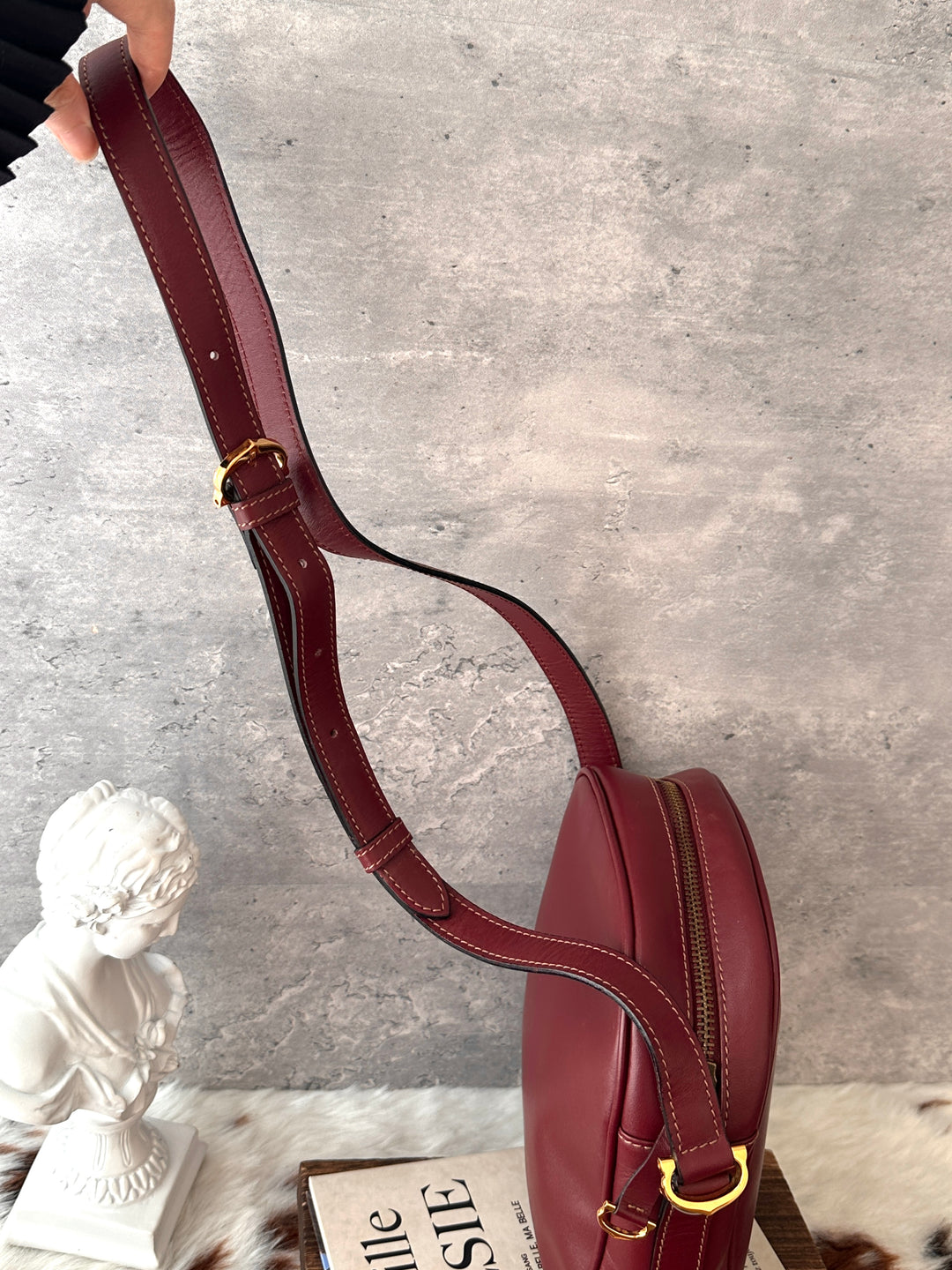 Cartier Logo Leather Crossbody Bag 🍷｜Signature Burgundy Leather・Embossed Logo・Timeless Vintage