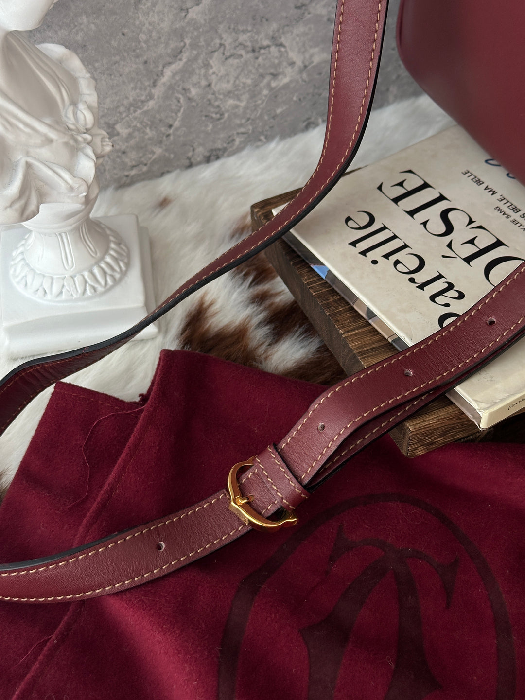 Cartier Logo Leather Crossbody Bag 🍷｜Signature Burgundy Leather・Embossed Logo・Timeless Vintage