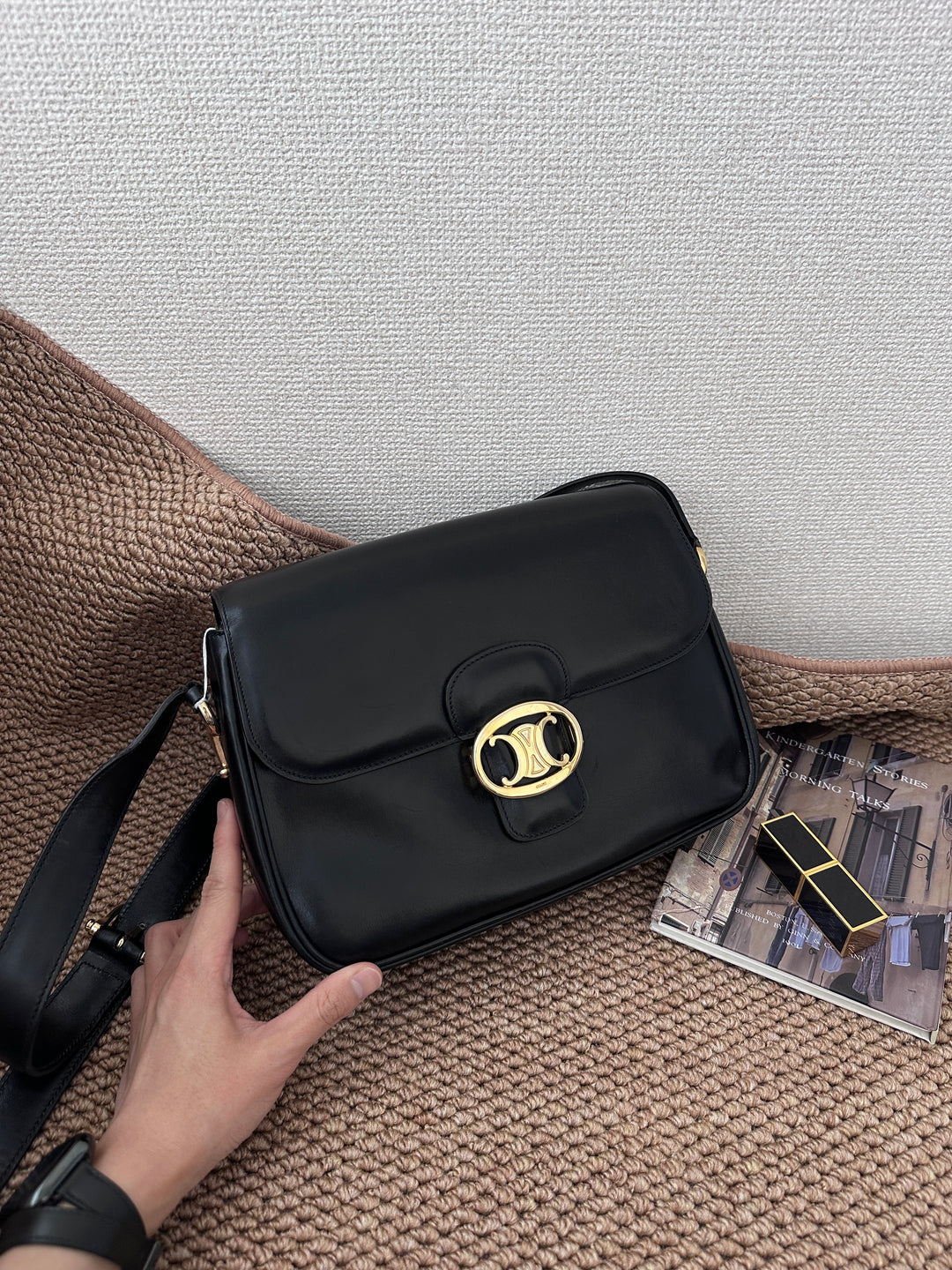CELINE Triomphe Vintage Shoulder Bag — Black Leather & Oversized Gold Clasp 🖤✨ Collector’s Parisian Icon