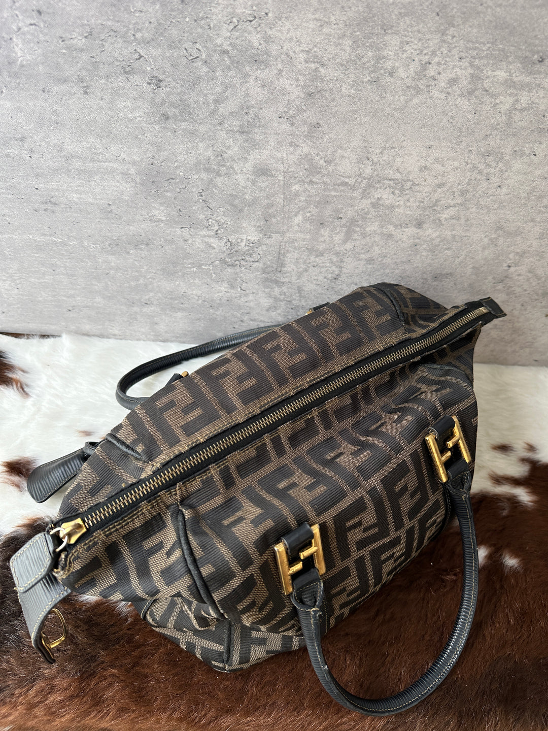 FENDI Zucca Monogram Lunchbox Hobo Handbag 👜｜Original Strap × Gold-Tone Hardware × Cute Practical Shape