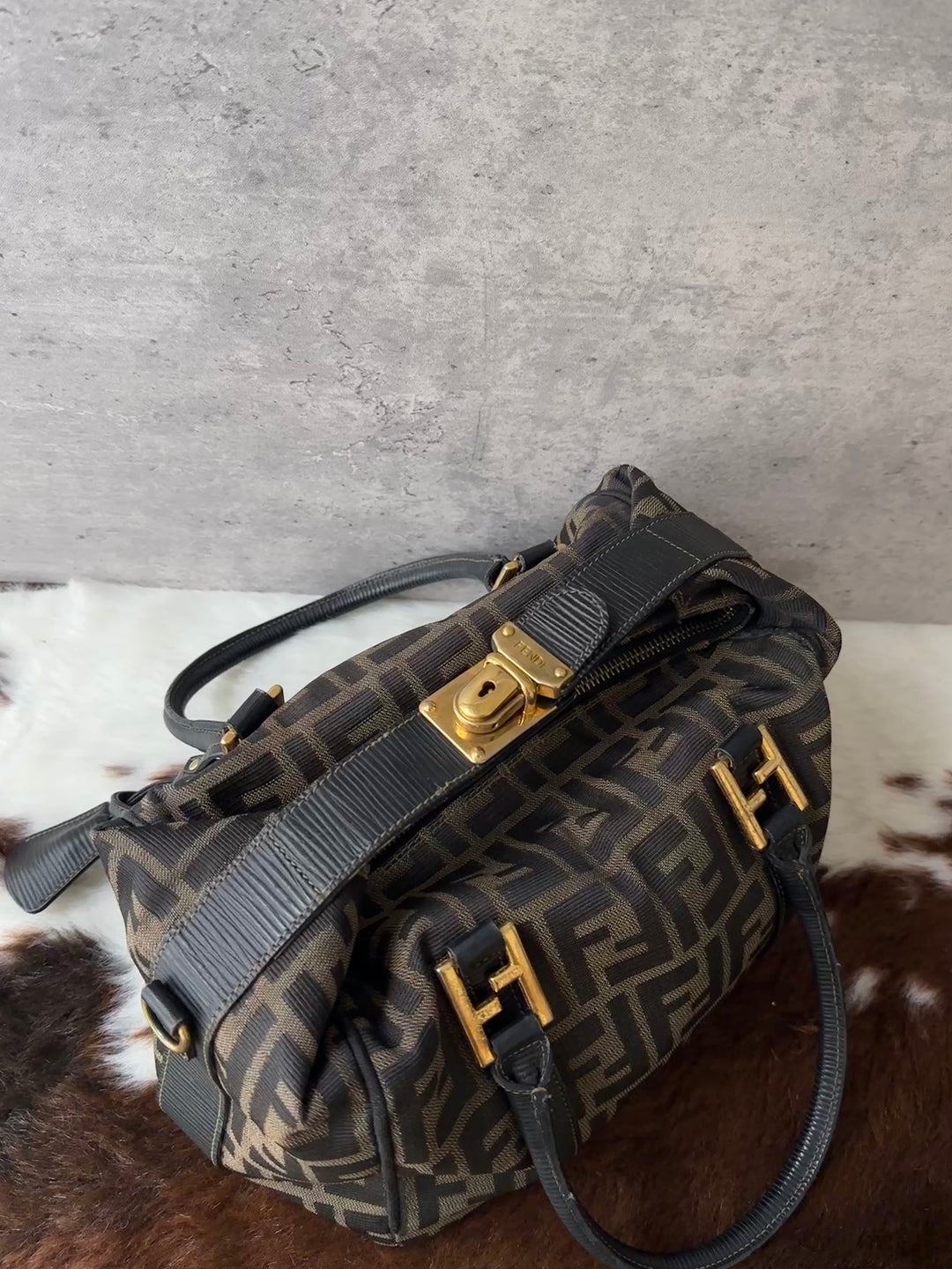 FENDI Zucca Monogram Lunchbox Hobo Handbag 👜｜Original Strap × Gold-Tone Hardware × Cute Practical Shape