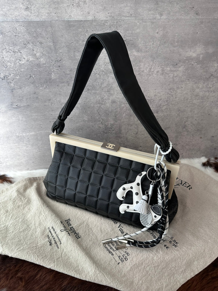 CHANEL Chocolate Bar Kiss-Lock Baguette Bag 🖤｜Runway Archive Feel × Black &amp; White Contrast × Chic Daily Capacity
