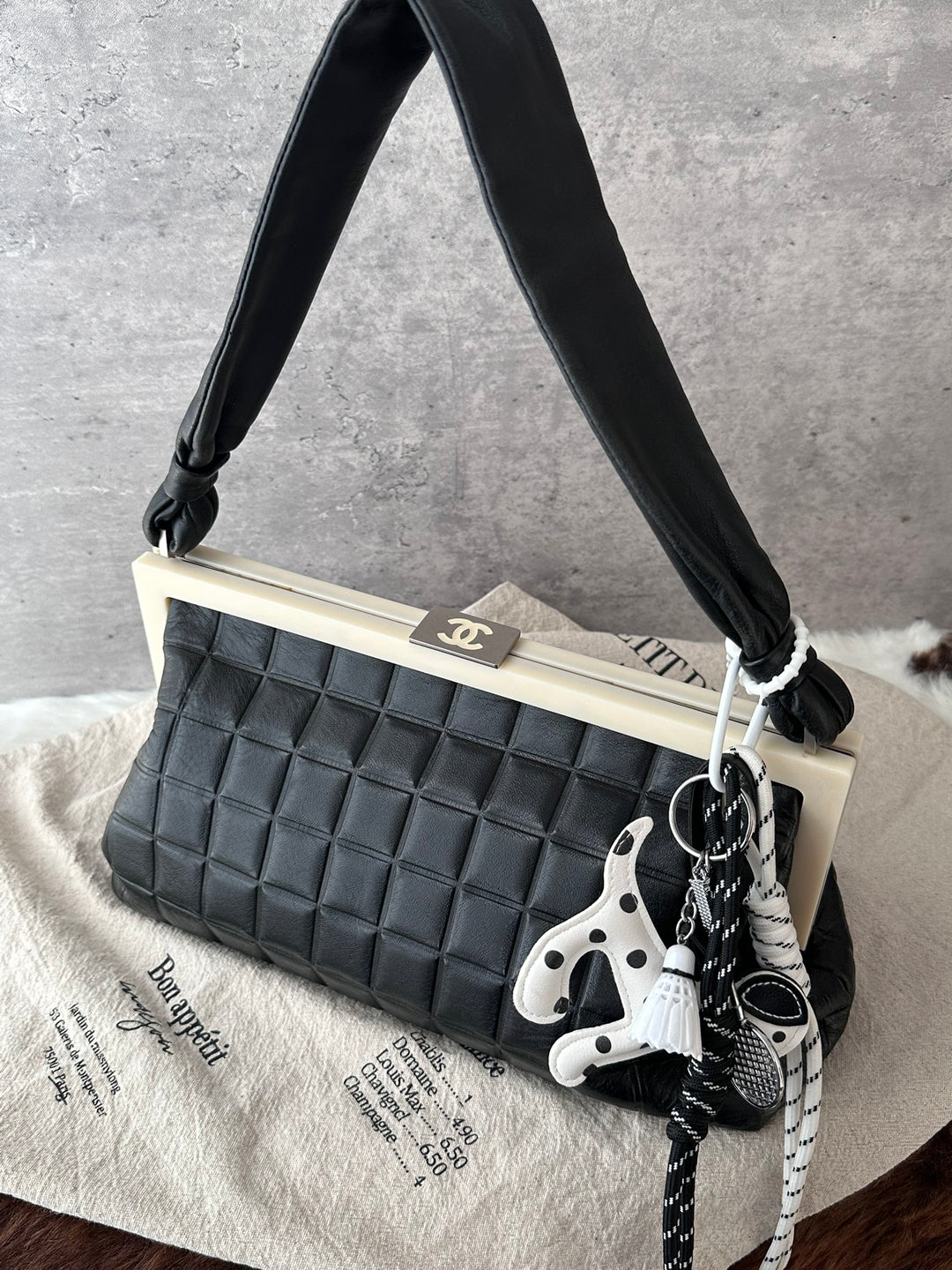 CHANEL Chocolate Bar Kiss-Lock Baguette Bag 🖤｜Runway Archive Feel × Black &amp; White Contrast × Chic Daily Capacity