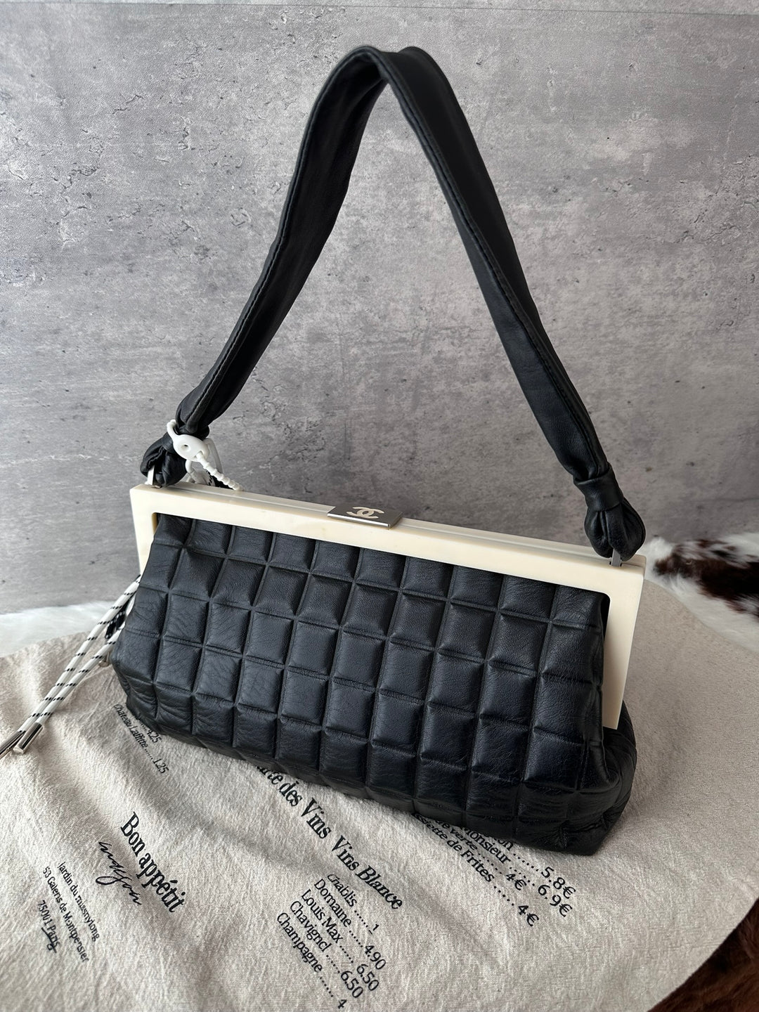 CHANEL Chocolate Bar Kiss-Lock Baguette Bag 🖤｜Runway Archive Feel × Black &amp; White Contrast × Chic Daily Capacity