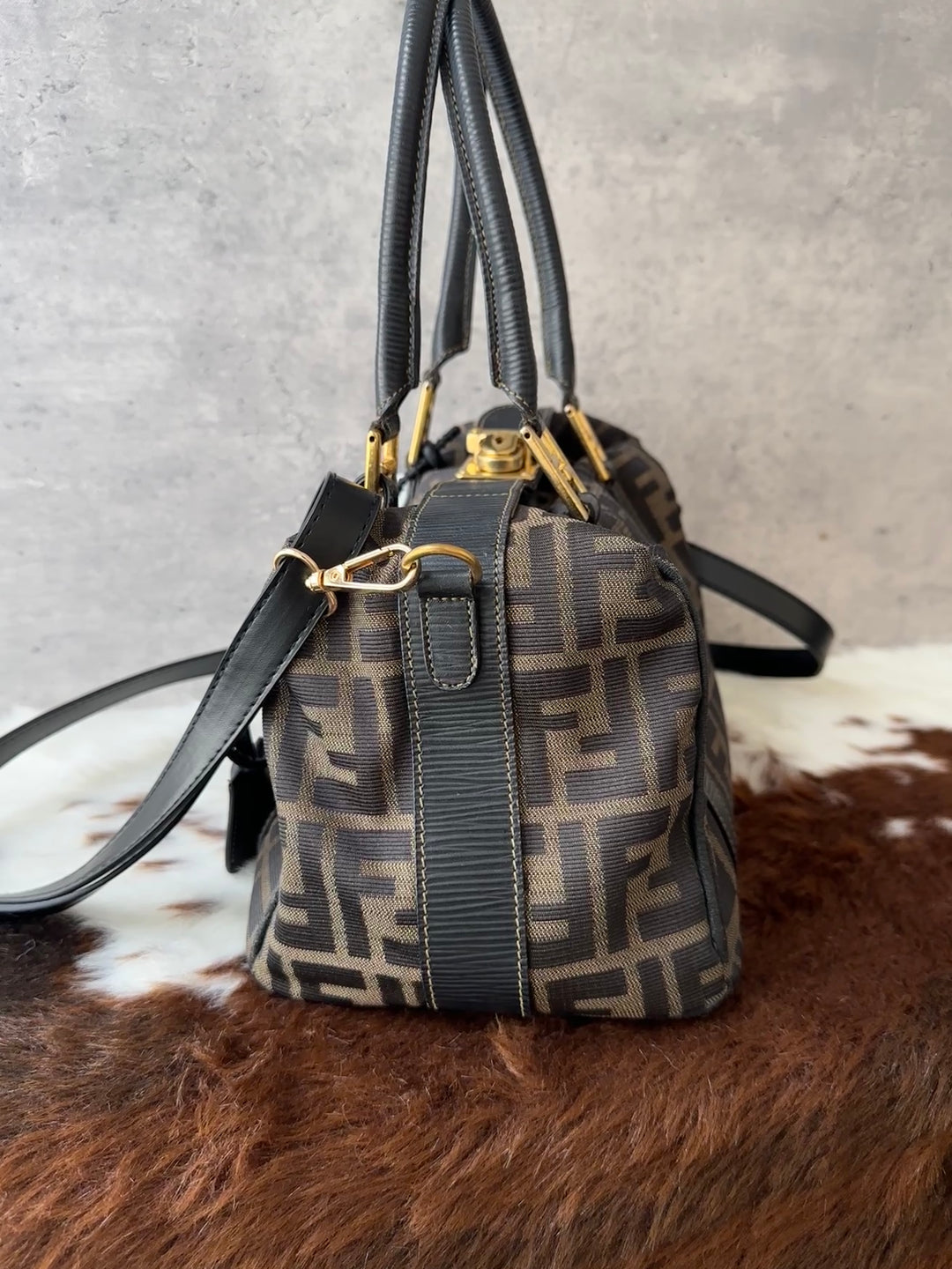 FENDI Zucca Monogram Lunchbox Hobo Handbag 👜｜Original Strap × Gold-Tone Hardware × Cute Practical Shape