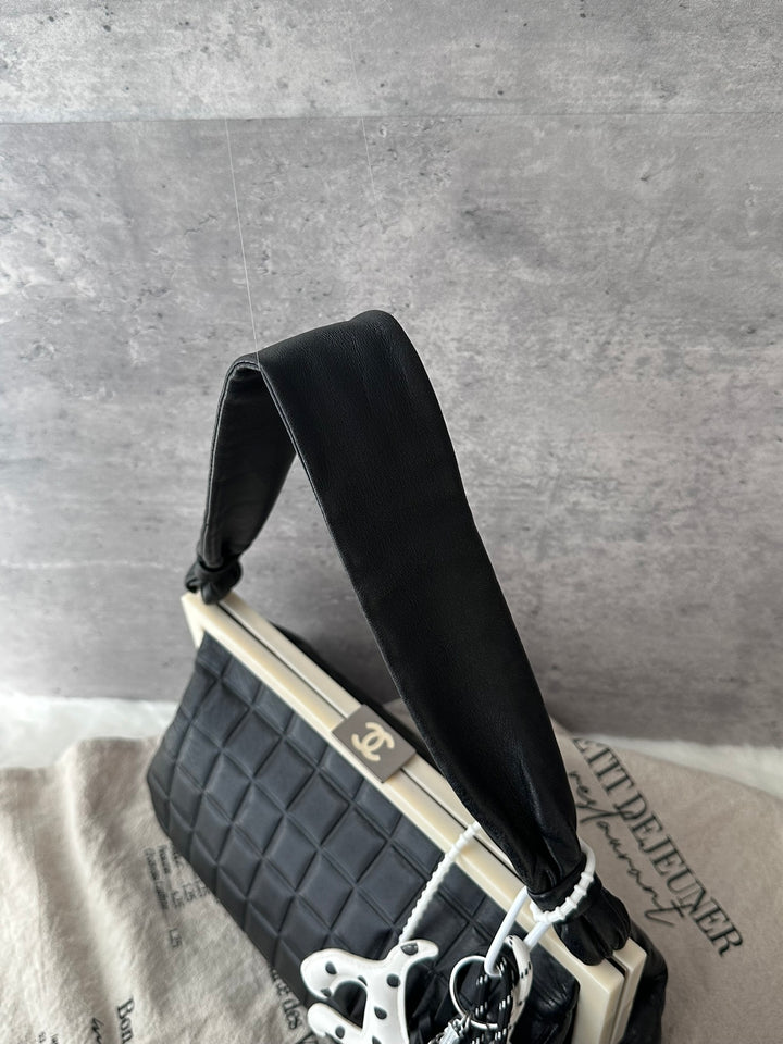 CHANEL Chocolate Bar Kiss-Lock Baguette Bag 🖤｜Runway Archive Feel × Black &amp; White Contrast × Chic Daily Capacity