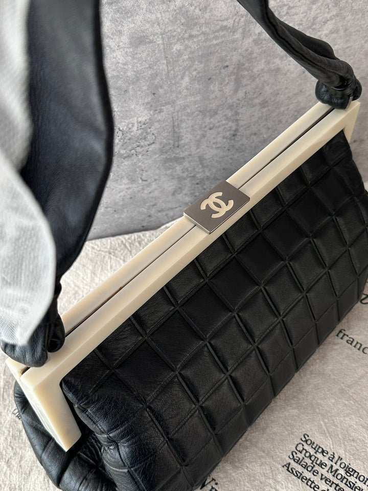 CHANEL Chocolate Bar Kiss-Lock Baguette Bag 🖤｜Runway Archive Feel × Black &amp; White Contrast × Chic Daily Capacity