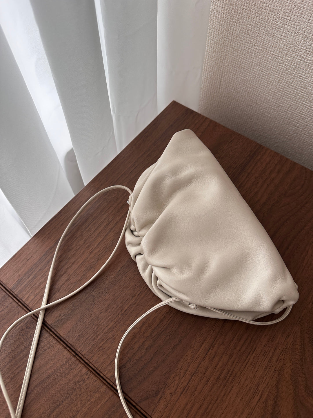 BOTTEGA VENETA Mini Pouch Crossbody Bag（Cream White Calfskin）｜Soft Minimalism 🤍