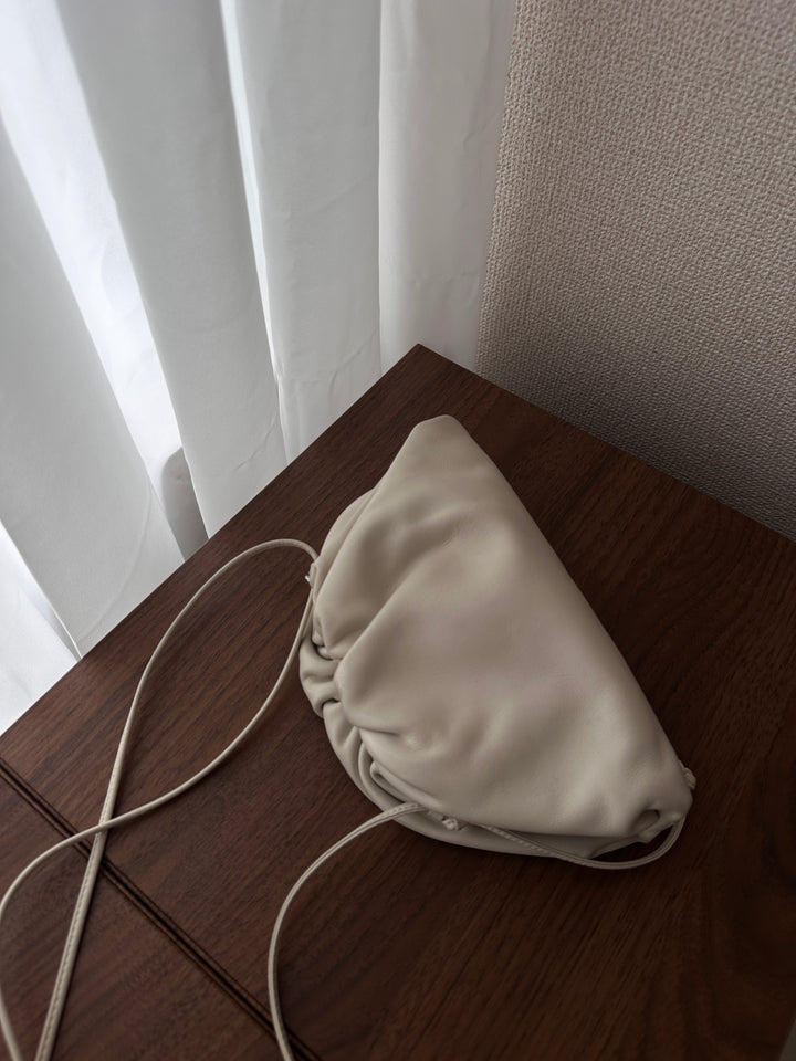 BOTTEGA VENETA Mini Pouch Crossbody Bag（Cream White Calfskin）｜Soft Minimalism 🤍