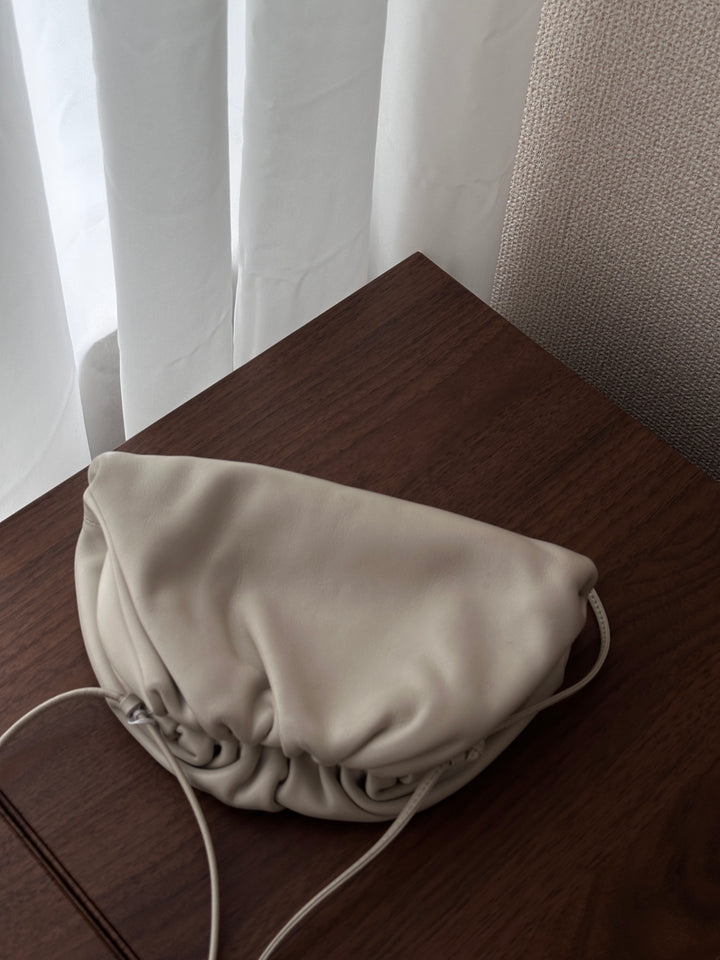 BOTTEGA VENETA Mini Pouch Crossbody Bag（Cream White Calfskin）｜Soft Minimalism 🤍