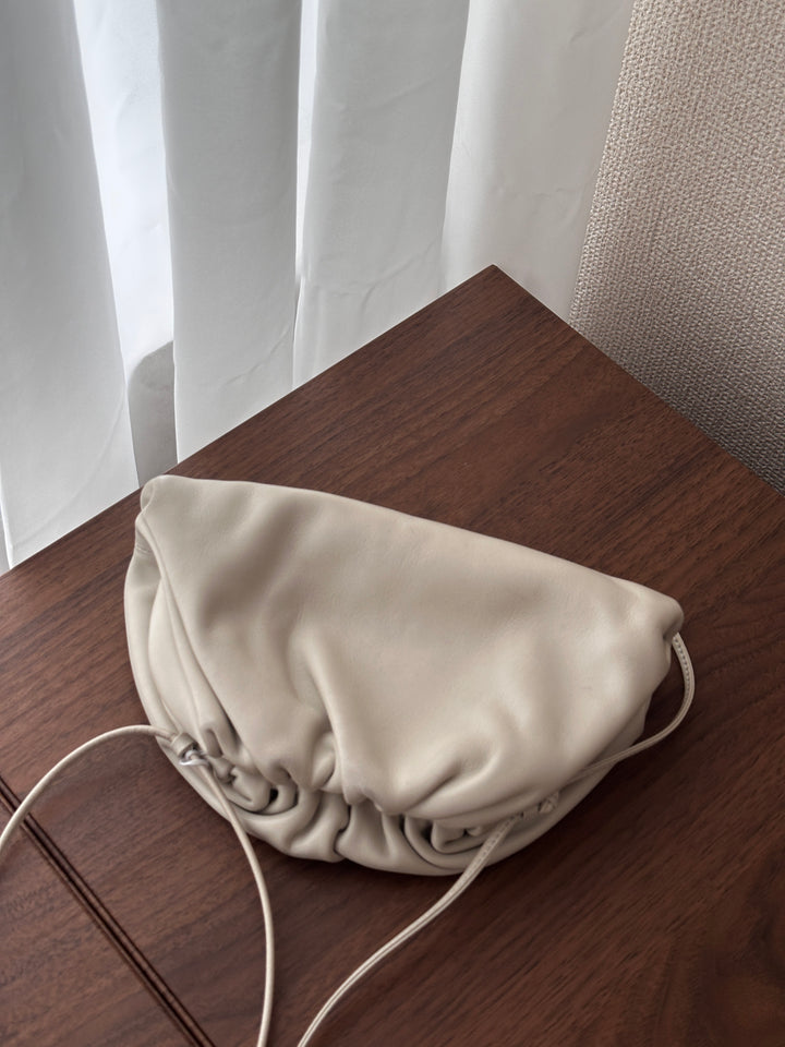 BOTTEGA VENETA Mini Pouch Crossbody Bag（Cream White Calfskin）｜Soft Minimalism 🤍