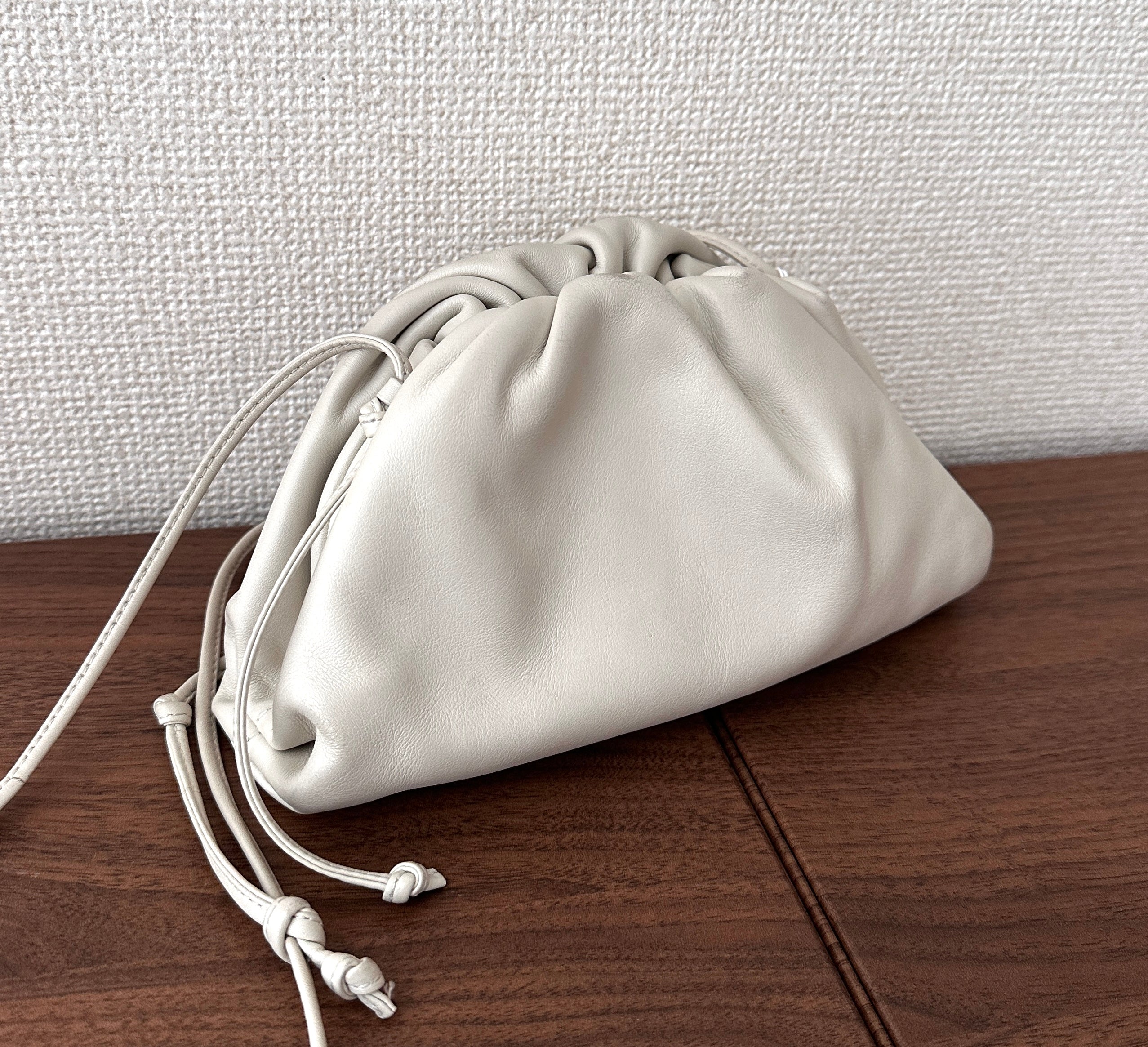 BOTTEGA VENETA Mini Pouch Crossbody Bag（Cream White Calfskin