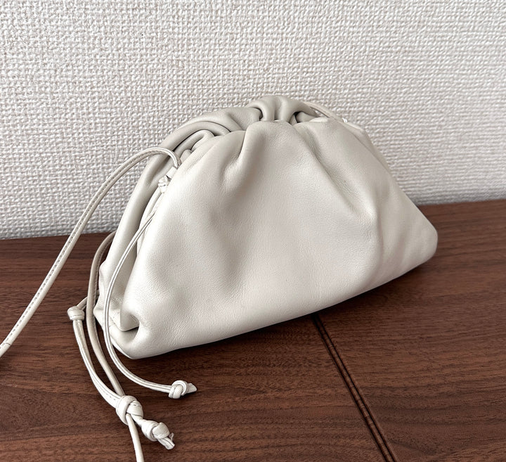 BOTTEGA VENETA Mini Pouch Crossbody Bag（Cream White Calfskin）｜Soft Minimalism 🤍