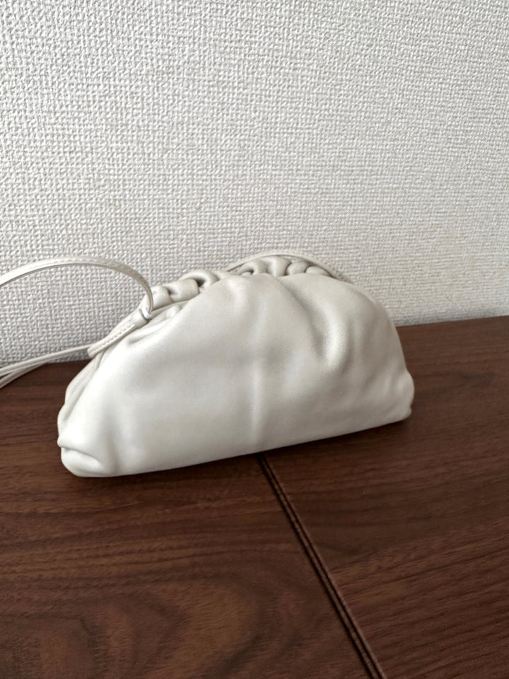 BOTTEGA VENETA Mini Pouch Crossbody Bag（Cream White Calfskin）｜Soft Minimalism 🤍