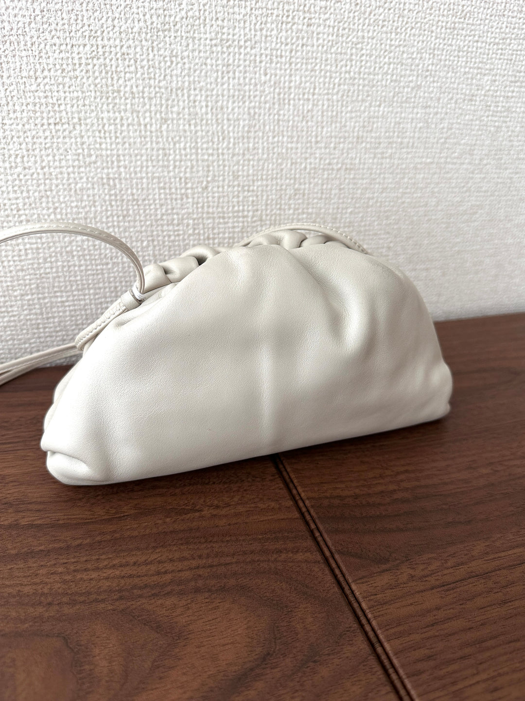 BOTTEGA VENETA Mini Pouch Crossbody Bag（Cream White Calfskin）｜Soft Minimalism 🤍