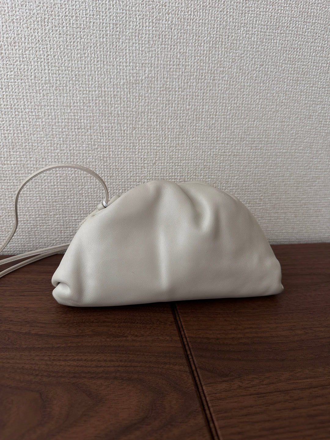 BOTTEGA VENETA Mini Pouch Crossbody Bag（Cream White Calfskin）｜Soft Minimalism 🤍