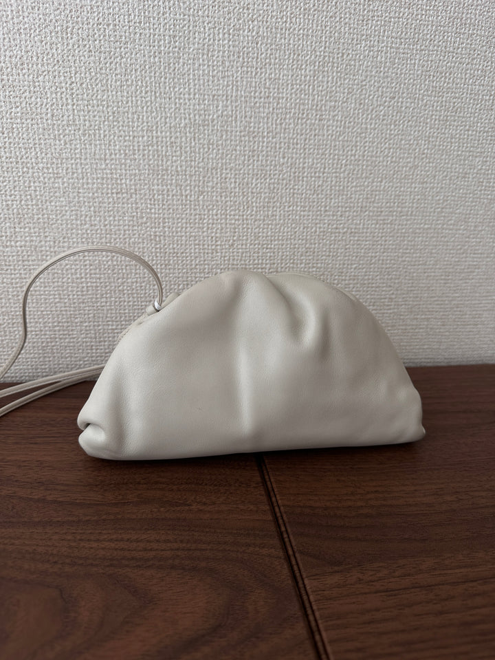 BOTTEGA VENETA Mini Pouch Crossbody Bag（Cream White Calfskin）｜Soft Minimalism 🤍