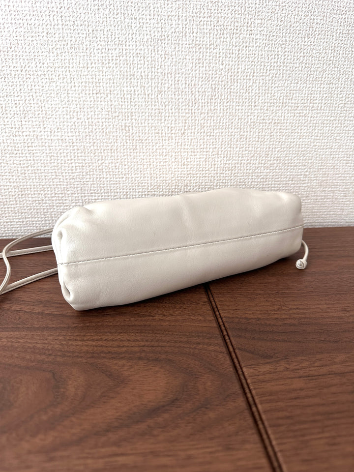 BOTTEGA VENETA Mini Pouch Crossbody Bag（Cream White Calfskin）｜Soft Minimalism 🤍