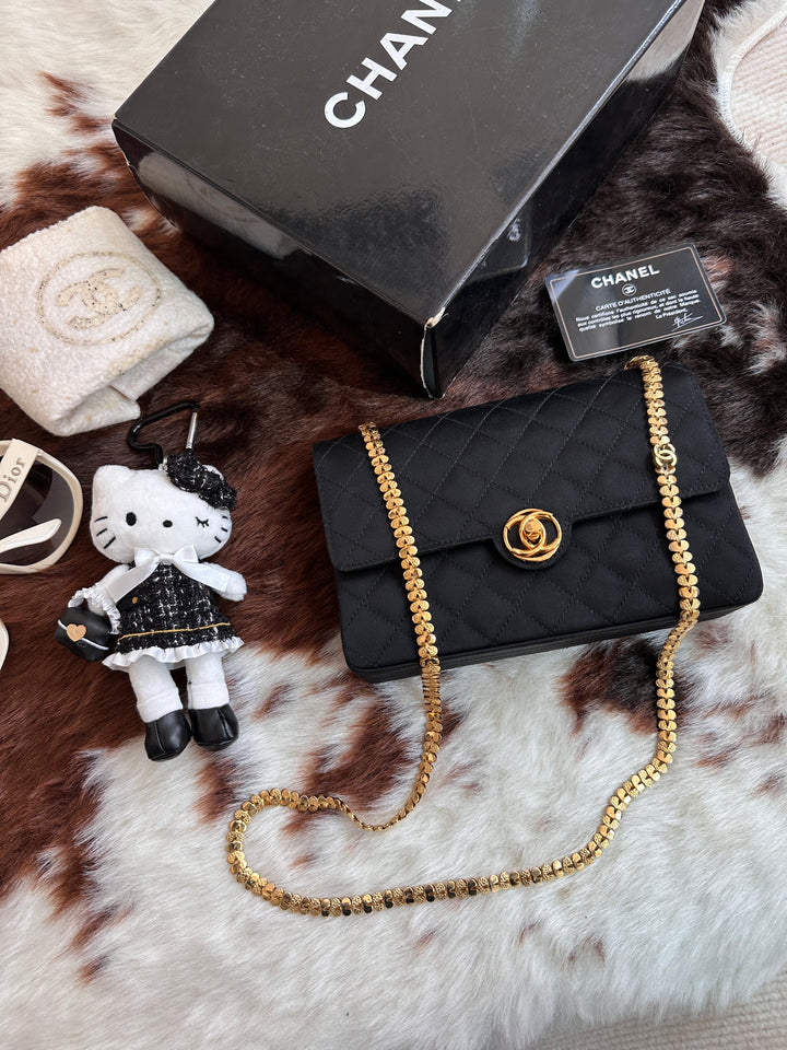 Chanel Vintage Round CC “Heart Chain” Mini Bag 🖤 | The Rarest of Rare — 1985 Collector’s Treasure