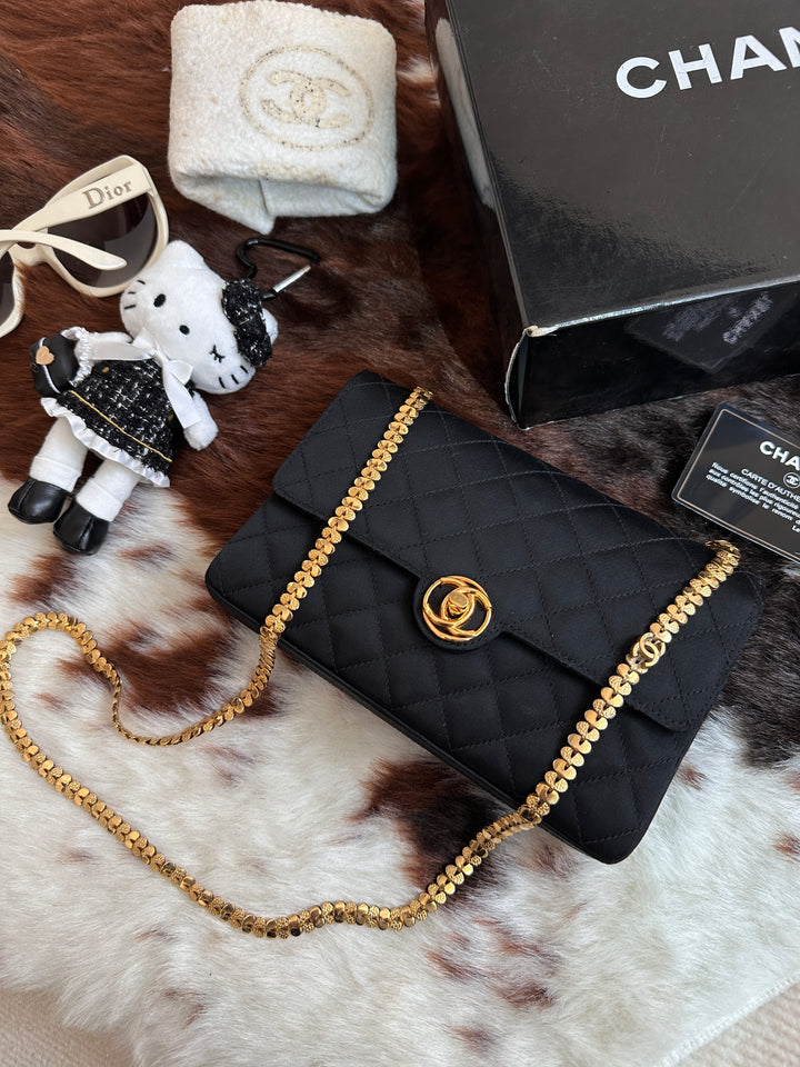 Chanel Vintage Round CC “Heart Chain” Mini Bag 🖤 | The Rarest of Rare — 1985 Collector’s Treasure