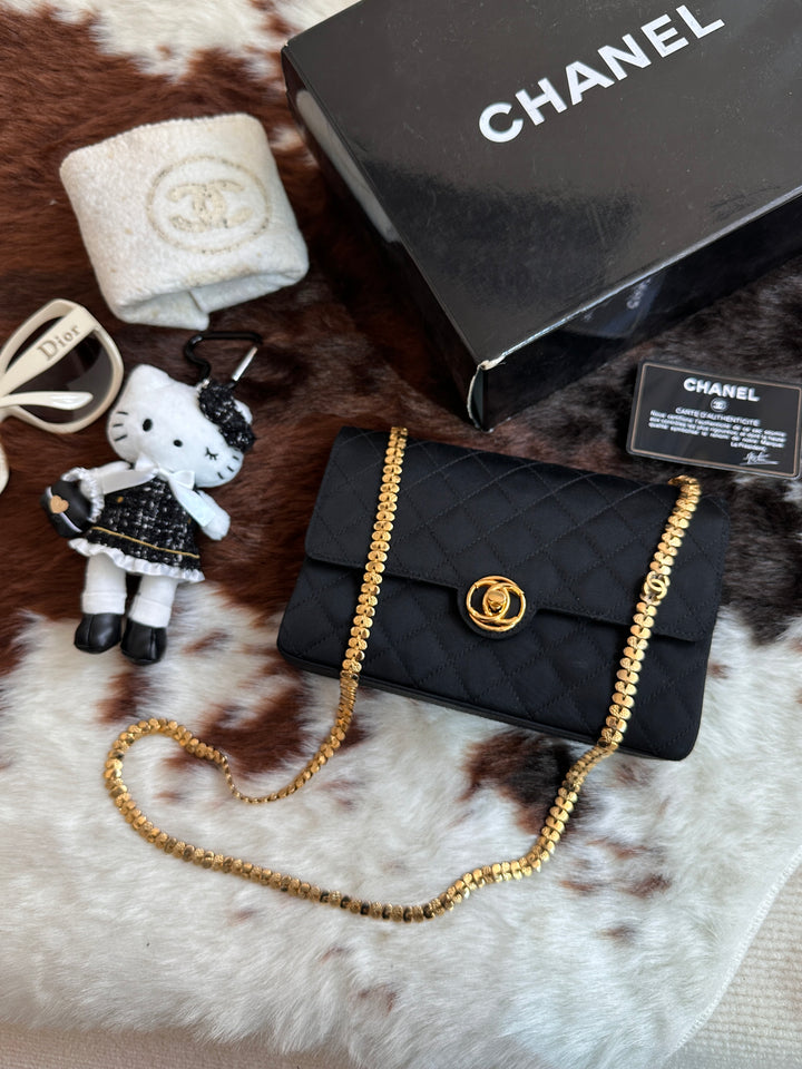 Chanel Vintage Round CC “Heart Chain” Mini Bag 🖤 | The Rarest of Rare — 1985 Collector’s Treasure