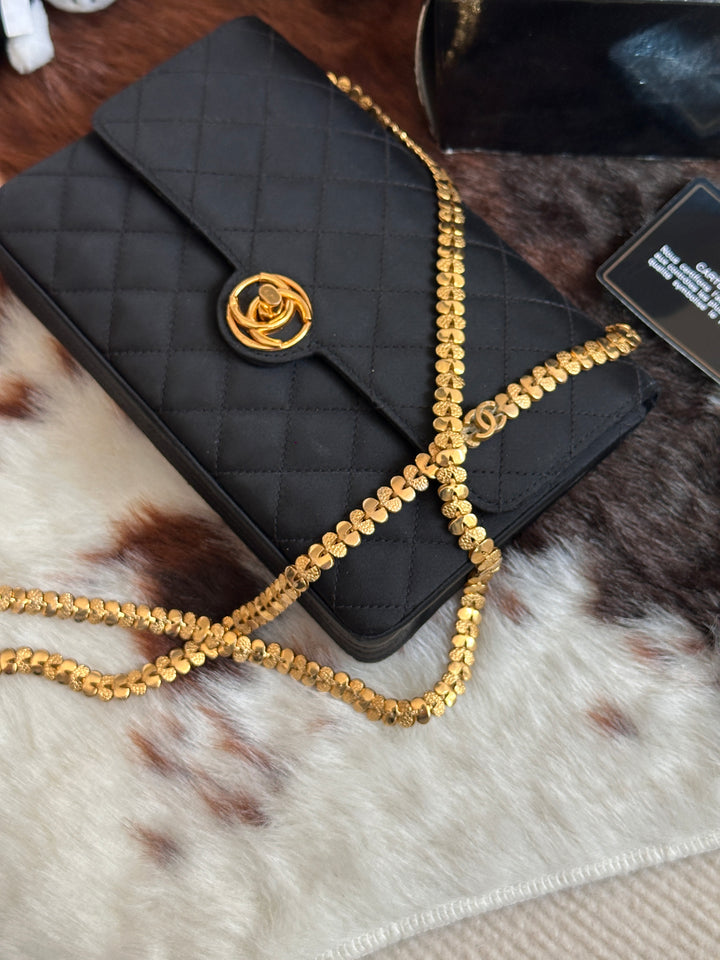 Chanel Vintage Round CC “Heart Chain” Mini Bag 🖤 | The Rarest of Rare — 1985 Collector’s Treasure