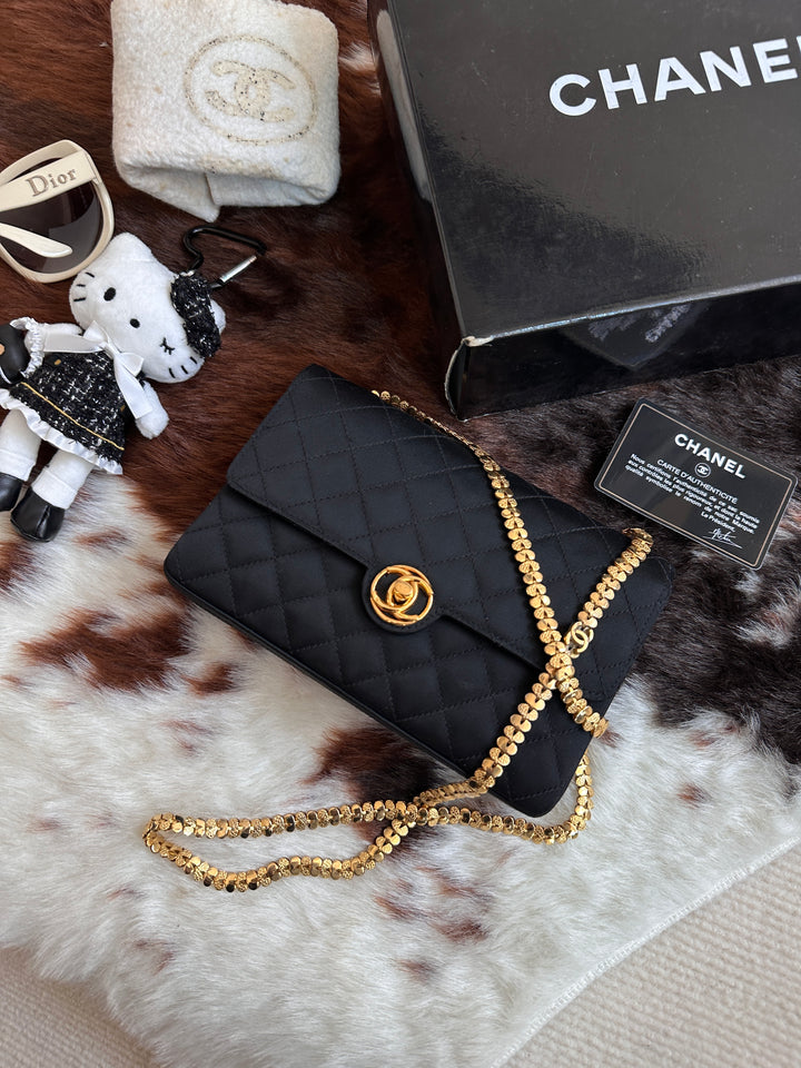 Chanel Vintage Round CC “Heart Chain” Mini Bag 🖤 | The Rarest of Rare — 1985 Collector’s Treasure