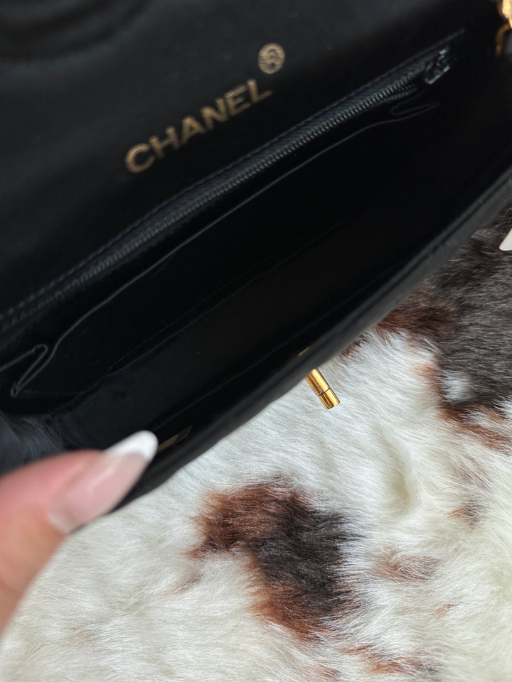 Chanel Vintage Round CC “Heart Chain” Mini Bag 🖤 | The Rarest of Rare — 1985 Collector’s Treasure