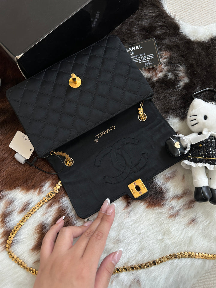 Chanel Vintage Round CC “Heart Chain” Mini Bag 🖤 | The Rarest of Rare — 1985 Collector’s Treasure