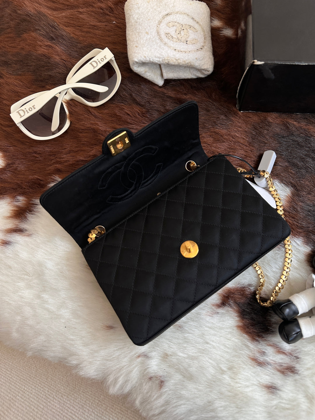 Chanel Vintage Round CC “Heart Chain” Mini Bag 🖤 | The Rarest of Rare — 1985 Collector’s Treasure