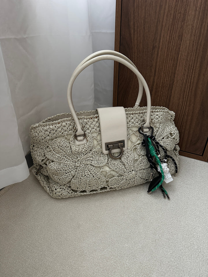 Ferragamo Horseshoe Buckle Crochet Hobo Bag（Ivory White）｜Vintage Summer Charm 🤍🌿