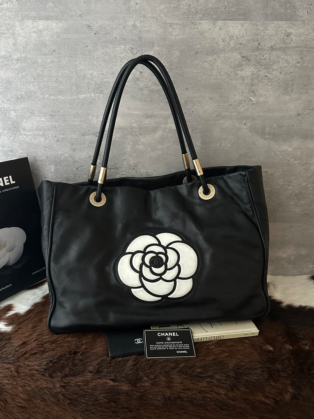 Chanel Reversible Camellia Tote 🖤✨｜Two Looks in One・Black Leather・Statement Vintage Tote