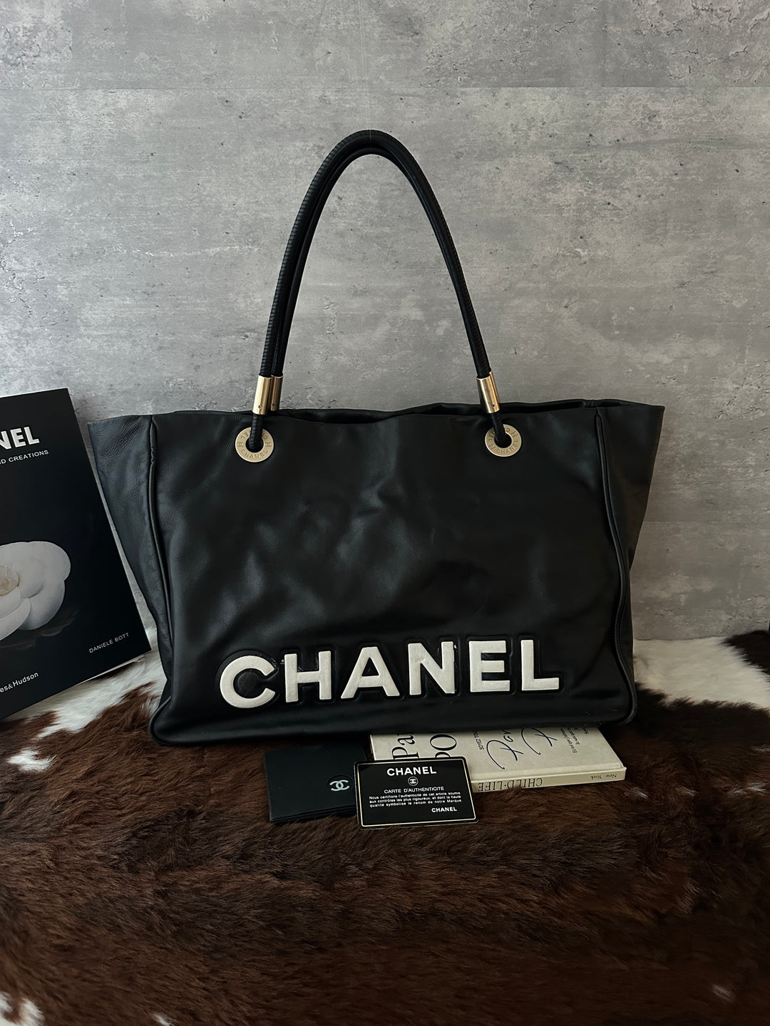 Chanel Reversible Camellia Tote 🖤✨｜Two Looks in One・Black Leather・Statement Vintage Tote