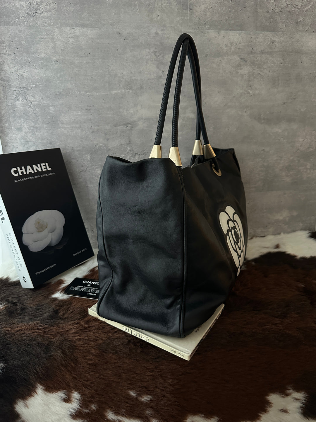 Chanel Reversible Camellia Tote 🖤✨｜Two Looks in One・Black Leather・Statement Vintage Tote