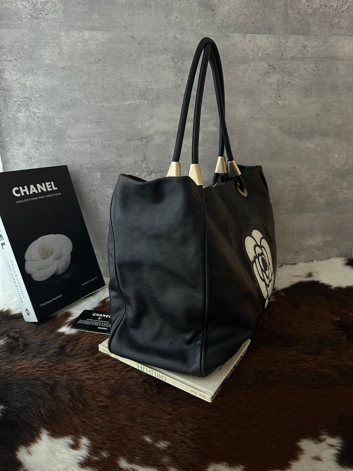 Chanel Reversible Camellia Tote 🖤✨｜Two Looks in One・Black Leather・Statement Vintage Tote
