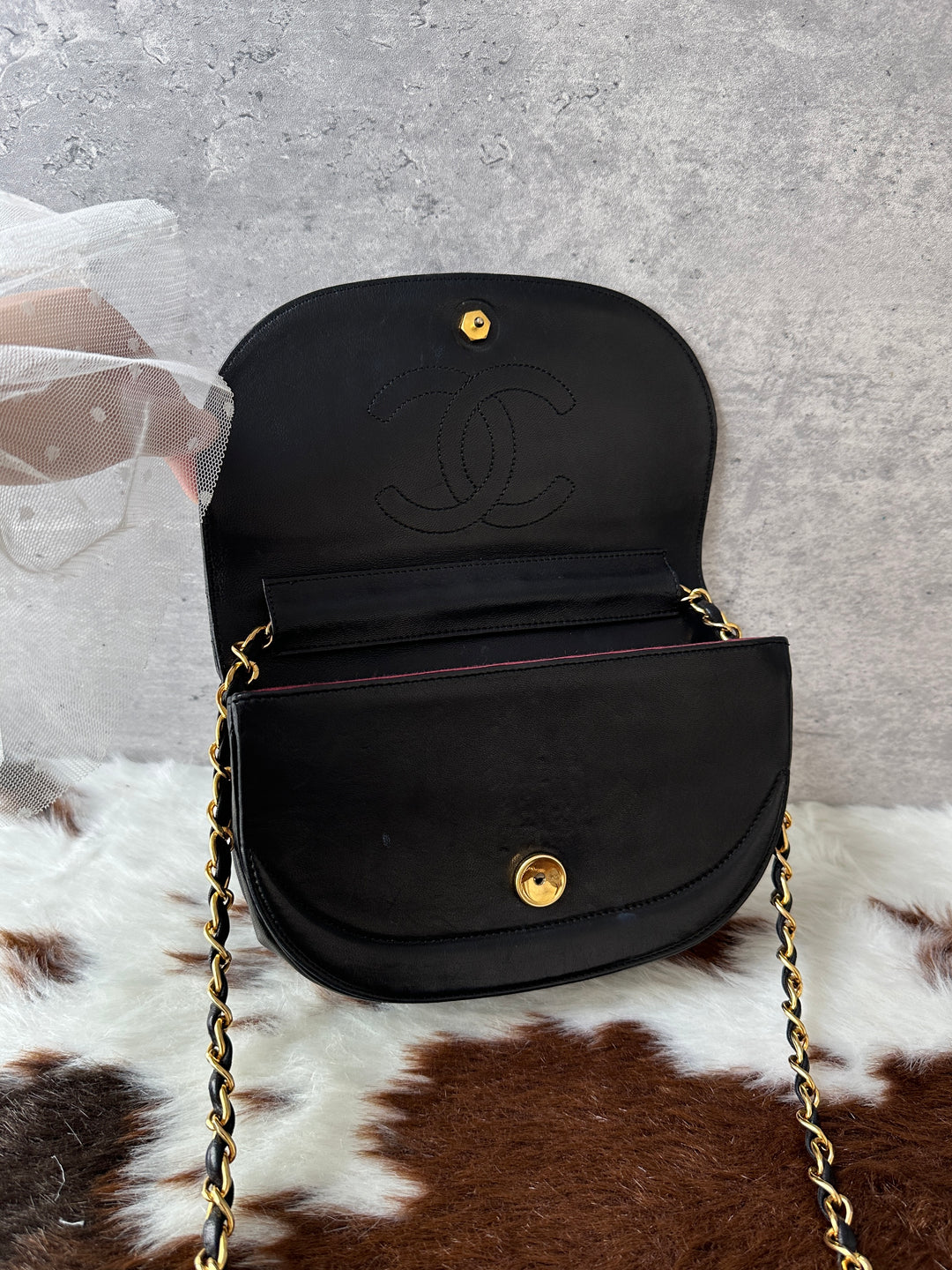 CHANEL Vintage Half-Moon Chain Shoulder Bag 🖤｜Carved CC Clasp × Classic Vintage Shape × Great Price