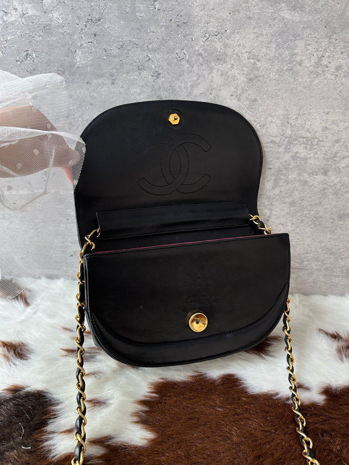 CHANEL Vintage Half-Moon Chain Shoulder Bag 🖤｜Carved CC Clasp × Classic Vintage Shape × Great Price